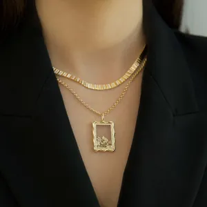 Gros plan détaillé d'un médaillon carré irrégulier en or 18 carats sur un mannequin