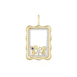 Gros plan d'un pendentif médaillon doré ondulé avec des breloques serties de diamants