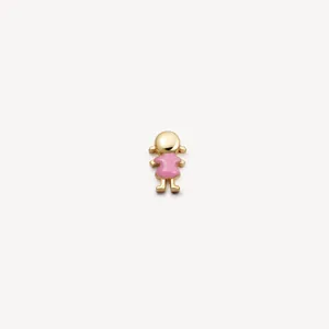 Vue macro d'un pendentif fille mignonne avec émail rose et finition dorée