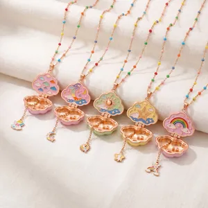 Ensemble de colliers médaillons en forme de nuage avec motifs célestes et chaînes dorées.