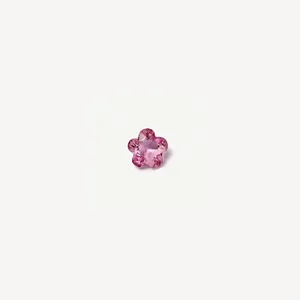 Vue détaillée d'une délicate pierre en verre rose en forme de fleur pour bijoux