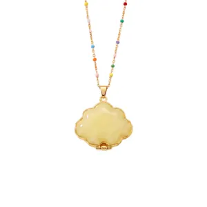 Collier plaqué or avec chaîne perlée colorée et pendentif en forme de nuage ouvrable
