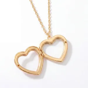 Dettaglio di una collana con medaglione a cuore dorato aperto, unico accessorio DIY