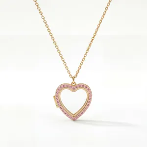 Primo piano dettagliato di una collana a medaglione a cuore con smalto rosa e cristalli