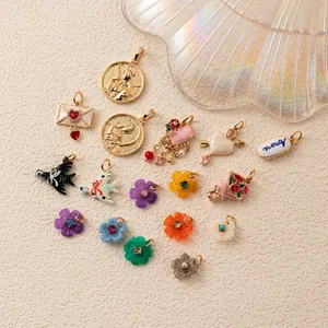 Sortierte vergoldete DIY-Schmuckanhänger mit Herz-, Blumen- und Münzmotiven
