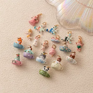 Divers charms de bijoux DIY animaux et anges 3D colorés dans des tasses décoratives
