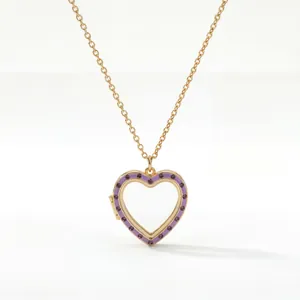 Primo piano della collana con medaglione a cuore dorato con smalto viola e strass
