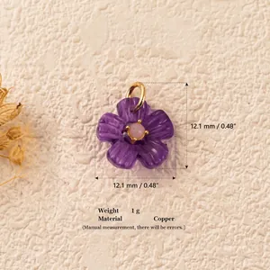 Makroansicht eines 12,1 mm lila Kupferblumen-Anhängers für DIY-Schmuckherstellung