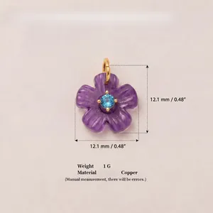 Detailansicht eines 12,1 mm lila Kupfer Blumenanhängers mit blauem Stein in der Mitte