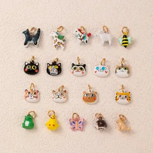 Vue détaillée de divers breloques d'animaux de dessin animé pour bijoux artisanaux DIY