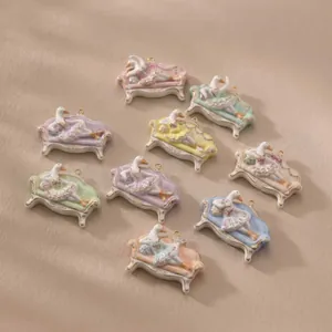 Selezione di nove ciondoli colorati divano cigno per la creazione di gioielli fai da te.