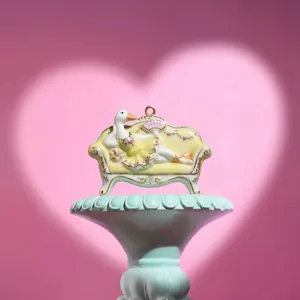 Ornamento stravagante a forma di cigno su un divano vintage con un bagliore a cuore