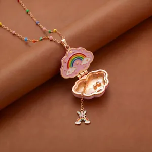Magnifique collier médaillon nuage en émail avec arc-en-ciel et perles colorées