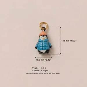 Detailansicht eines süßen Pinguin-Kupferanhängers mit 18,5 mm Höhe.