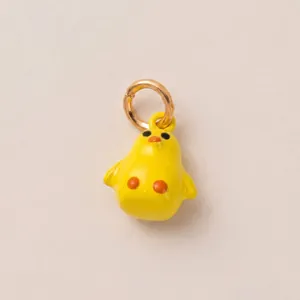 Vue détaillée d'un pendentif poussin en émail jaune avec anneau doré 14K pour bijoux DIY