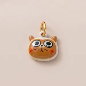 Vue détaillée d'un pendentif chat de dessin animé mignon pour bijoux DIY avec anneau