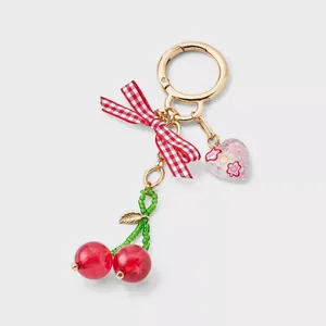 Porte-clés cerise élégant avec nœud à carreaux rouges et joli charme de cœur