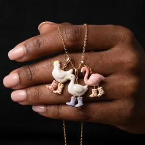 Pendentifs animaux fantaisie avec poule, canard et flamant rose portant des bottes colorées.