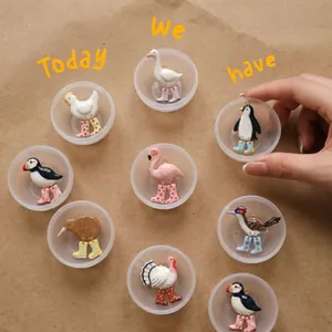 Gros plan de charms d'oiseaux mignons portant des bottes à motifs colorés sur papier