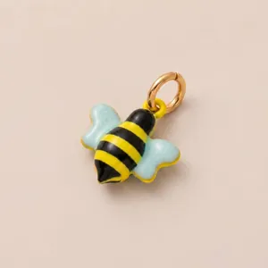 Vue détaillée d'un pendentif abeille mignon avec des ailes bleues et anneau doré.