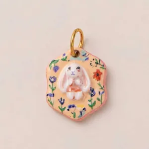 Handgemaakte zeshoekige roestvrijstalen hanger met schattig konijntje en bloemillustratie