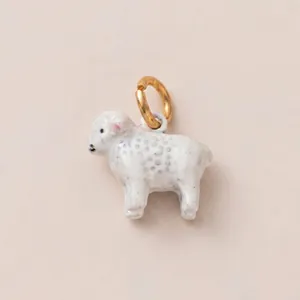 Vue détaillée d'un joli pendentif en forme de mouton avec un anneau plaqué or 14K.