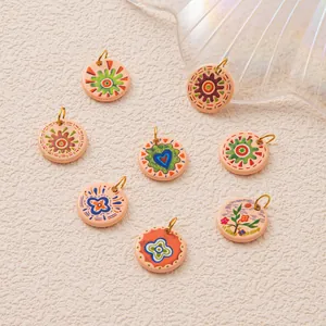 Detail van kleurrijke boho-bedeltjes met goudkleurige roestvrijstalen ringen voor sieraden.