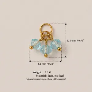 Gros plan de trois perles de cristal bleu facettées sur un pendentif doré en acier
