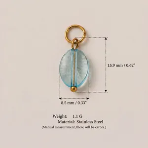 Détail d'un pendentif en pierre en acier inoxydable de 15,9 mm de haut et 8,5 mm de large