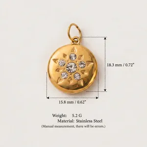 Vue détaillée d'un pendentif en or avec motif d'étoile, dimensions et poids exacts