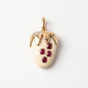 Vue détaillée d'un pendentif en forme de fraise avec pierres rouges et claires
