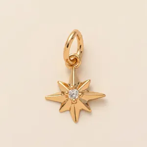 Pendentif élégant en forme d'étoile dorée avec une pierre centrale étincelante