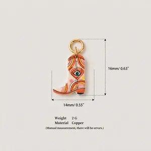 Détails montrant les dimensions et le matériau du pendentif botte de cow-boy coloré