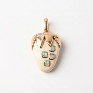 Vue détaillée d'un élégant pendentif en forme de fraise avec opales et accents dorés