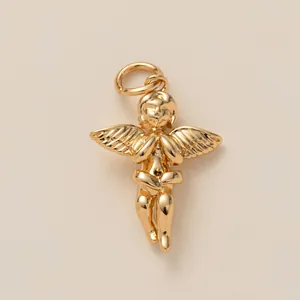 Colgante de ángel querubín de oro pulido con alas detalladas y manos en oración para collar