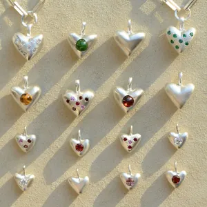 Sortiment an Edelstahl-Herzanhängern mit bunten Zirkonia-Geburtssteinen für DIY-Schmuck