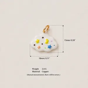 Gros plan d'un pendentif nuage en émail blanc avec étoiles et lune pour bijoux faits main