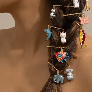 Vista detallada de lindos dijes de animales como panda y koala en una trenza de cabello