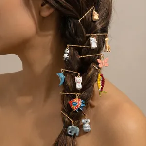 Detalle de lindos dijes de animales en pinzas para el cabello: panda, pez y mariposa.