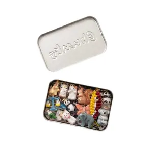 Dijes de animales variados en una caja de metal para la creación de joyas y collares DIY