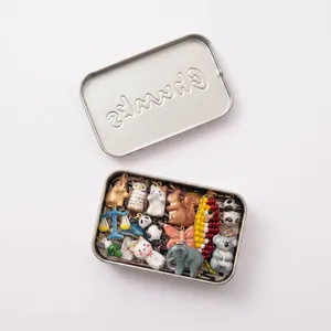 Colección de lindos dijes de cerámica de animales con panda y koala en caja de metal