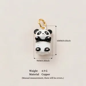 Detalle macro de un lindo colgante de panda de cobre para la creación de joyas DIY