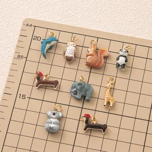 Colección de dijes de animales en una cuadrícula de medida para crear joyas DIY