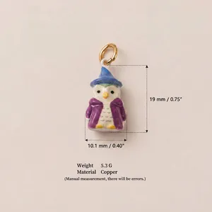 Niedlicher Vogel-Tieranhänger mit blauem Hut und lila Umhang für DIY-Schmuck