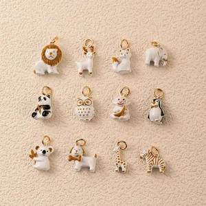 Colección de dijes de esmalte de animales coloridos con leones pandas y elefantes.