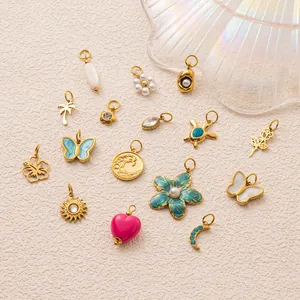 Detailansicht verschiedener 18K vergoldeter Edelstahl-Anhänger für DIY-Schmuck