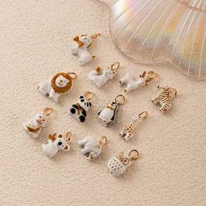 Colección de dijes de esmalte de animales lindos para hacer joyas DIY con aros dorados