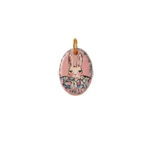 Pendentif lapin dessin animé ovale avec col à volants et boucle en or 18 carats