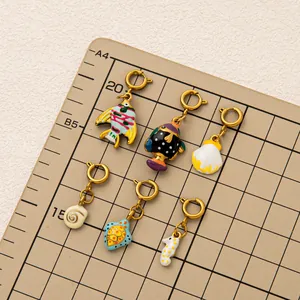 Set di ciondoli marini colorati con pesci, tartarughe e cavallucci marini, placcati in oro 18k.