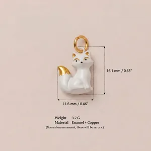 Vista detallada del colgante de zorro de esmalte blanco con dimensiones y materiales